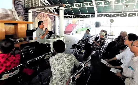 Pak Bambang Hermanto memandu tata cara aneka ibadat-ok